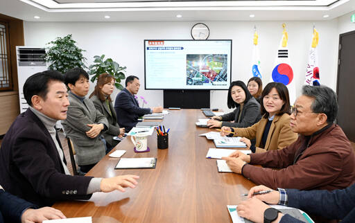 김동근 의정부시장이 12일 시청 회의실에서 민락·고산지구 대중교통 확충 등 교통개선대책 수립을 위해 직원들과 교통정책 전략을 논의하고 있다. 의정부시 제공