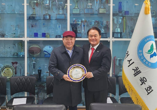김경태 전 골프 감독이 과천체육회로부터 공로패 받았다. 과천체육회 제공