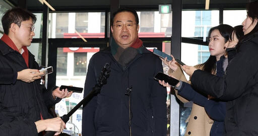 지난 11일 여의도 국민의힘 당사 입구에서 정영환 공천관리위원장이 기자들의 질문을 받고 있다. 이날 국민의힘은 이철규 의원 등을 포함한 공천관리위원회 구성을 완료했다. 연합뉴스