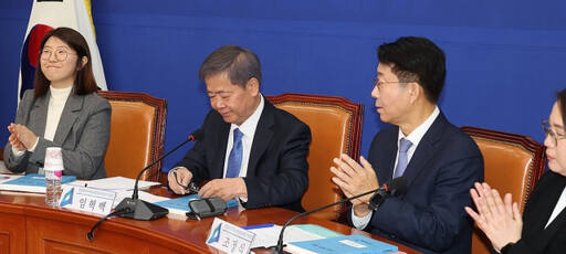 지난 12일 국회 더불어민주당 대표실에서 열린 1차 중앙당 공직선거 후보자 추천관리위원 회의에서 참석자들이 임혁백 공관위원장 인사말 후 손뼉을 치고 있다. 연합뉴스