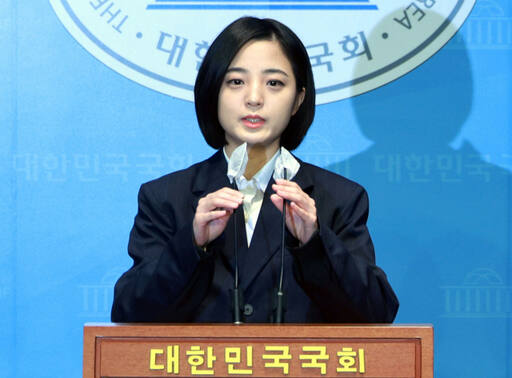 정의당 류호정 의원이 15일 오전 국회에서 탈당 기자회견을 갖고있다. 연합뉴스