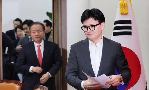 국민의힘 한동훈 비상대책위원장과 윤재옥 원내대표 등 지도부가 15일 국회에서 열린 비상대책위원회의에 참석하고 있다. 연합뉴스
