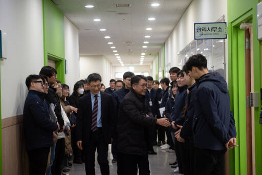 김종필 인천시설공단 이사장이 2024년 갑진년을 맞아 사업장 현장 방문을 하며 인사를 하고 있다. 시설공단 제공
