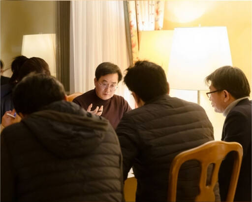김동연 경기도지사가 15일(현지 시간) 자신의 SNS에 스위스 다보스에서 열리는 '2024 세계경제포럼(다보스 포럼)' 사전 준비 모습을 게재했다. 사진은 김 지사가 도 직원들과 회의를 하고 있는 모습. 김동연 SNS 캡처
