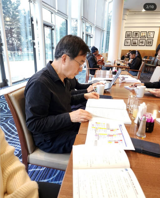 김동연 경기도지사가 15일(현지 시간) 자신의 SNS에 공개한 다보스 한 카페에서의 ‘2024 세계경제포럼’(다보스 포럼) 사전 준비 모습. 김동연 SNS 캡처