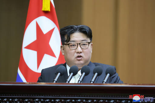 김정은 북한 국무위원장이 지난 15일 평양 만수대의사당에서 열린 최고인민회의 제14기 제10차 회의에서 시정연설을 하고 있다. 연합뉴스