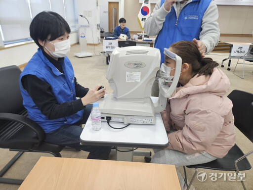 성남시가 드림스타트 사업을 통해 지역 어린이들을 위한 맞춤 안경을 지원해주고 있다. 안치호기자