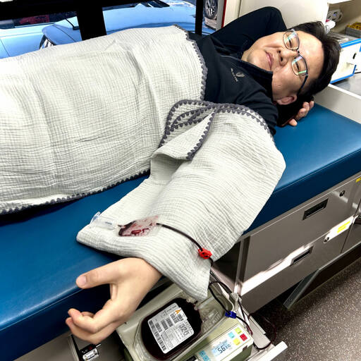 김용호 국민의힘 예비후보가 헌혈하고 있는 모습.