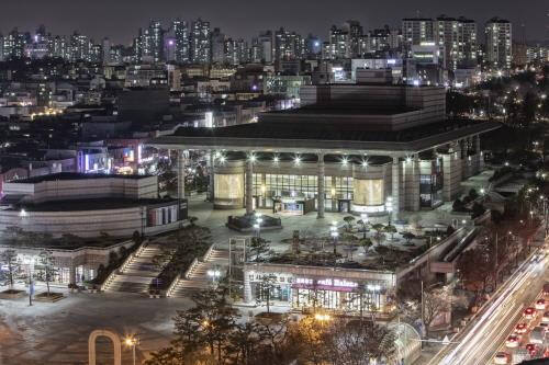 개관 30년을 맞은 인천문화예술회관이 올해 새로운 변신을 통해 시민들의 문화예술경험 확대를 견인한다. 인천 남동구에 있는 인천문화예술회관의 모습. 인천시 제공
