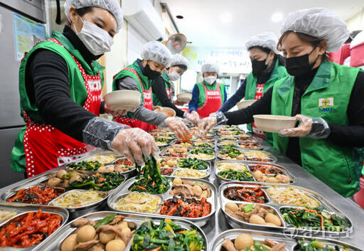 16일 오전 수원특례시 권선구 평동행정복지센터에서 열린 '사랑의 119 반찬 나눔'에서 평동새마을부녀회 회원들이 독거노인 등 취약계층에 전달할 반찬을 소분하고 있다. 평동새마을부녀회는 매주 관내 독거노인 및 취약계층 50가구에 반찬을 만들어 전달하고 있다. 윤원규기자
