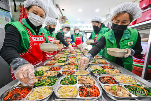 16일 오전 수원특례시 권선구 평동행정복지센터에서 열린 '사랑의 119 반찬 나눔'에서 평동새마을부녀회 회원들이 독거노인 등 취약계층에 전달할 반찬을 소분하고 있다. 평동새마을부녀회는 매주 관내 독거노인 및 취약계층 50가구에 반찬을 만들어 전달하고 있다. 윤원규기자