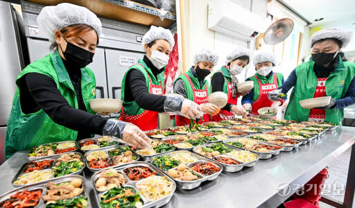 16일 오전 수원특례시 권선구 평동행정복지센터에서 열린 '사랑의 119 반찬 나눔'에서 평동새마을부녀회 회원들이 독거노인 등 취약계층에 전달할 반찬을 소분하고 있다. 평동새마을부녀회는 매주 관내 독거노인 및 취약계층 50가구에 반찬을 만들어 전달하고 있다. 윤원규기자
