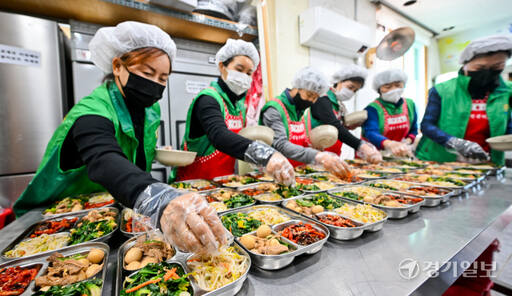 16일 오전 수원특례시 권선구 평동행정복지센터에서 열린 '사랑의 119 반찬 나눔'에서 평동새마을부녀회 회원들이 독거노인 등 취약계층에 전달할 반찬을 소분하고 있다. 평동새마을부녀회는 매주 관내 독거노인 및 취약계층 50가구에 반찬을 만들어 전달하고 있다. 윤원규기자