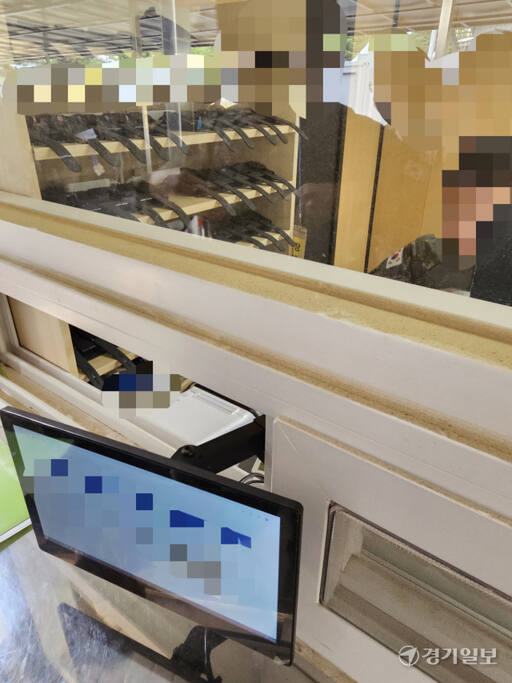 지난해 6월 초께 수원화성오산과학화예비군훈련장 입소 등록 창구에 쌓여 있는 웨어러블. 김기현기자