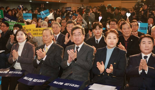 더불어민주당을 탈당한 이낙연 전 대표가 16일 오후 서울 동작구 서울여성플라자에서 열린 ‘새로운미래’ 창당 발기인대회에서 박수치고 있다. 연합뉴스
