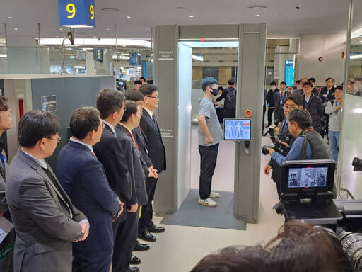 밀리미터파 신변검색기 시연 모습. 이병기기자