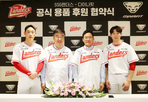 협약식에 참여한 (왼쪽부터)최지훈, 민경삼 SSG 랜더스 대표, 정영훈 케이투코리아그룹 회장, 박성한.SSG 랜더스 제공