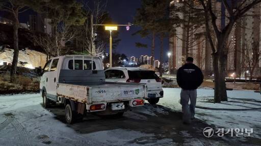 지난 16일 오후 8시께 남양주시 다산중앙공원 내 이용객이 관용차량을 피해 걷고 있다. 이대현기자