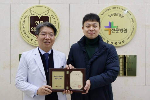 (왼쪽부터) 안양윌스기념병원 이동찬 병원장, 경기도의회 도시환경위원회 유영일 위원장. 안양윌스병원 제공