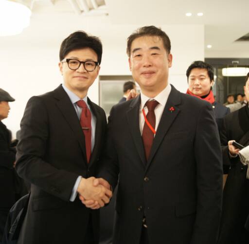 국민의힘 전성식 국회의원 인천 남동구갑 예비후보가 최근 인천 계양구 카리스호텔에서 열린 국민의힘 인천시당 신년인사회에서 한동훈 비상대책위원장과 함께 사진 촬영을 하고 있다. 전 예비후보 제공