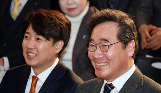 민주당을 탈당한 이낙연 전 대표가 16일 오후 서울 동작구 서울여성플라자에서 열린 새로운미래 출범식에서 개혁신당 이준석 정강정책위원장과 함께 웃고 있다. 연합뉴스