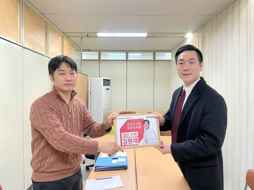 김원재 전 대통령실 국가안보실장실 행정관(오른쪽)이 17일 수원특례시 권선구선거관리위원회에서 예비후보 등록을 마치고 기념 사진을 촬영하고 있다. 김 전 행정관 제공