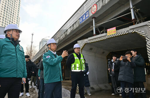 성남시 정자교 붕괴 사고 이후 안전상의 문제로 제한됐던 수내교 통행이 18일부터 재개됐다. 이날 신상진 성남시장이 해당 교량을 살펴보고 있다. 윤원규기자