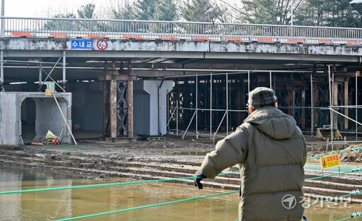 성남시 정자교 붕괴 사고 이후 안전상의 문제로 제한됐던 수내교 통행이 18일부터 재개됐다. 수내교 하단에 보강 구조물이 설치돼 있다. 윤원규기자