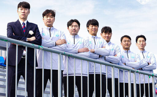 김은중 감독(왼쪽)을 비롯한 2024시즌 수원FC를 이끌 새로운 코치진.수원FC 제공