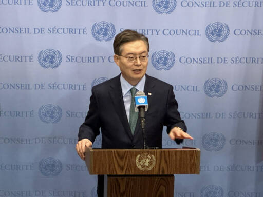 황준국 주유엔 한국대사가 지난 2일(현지시간) 미국 뉴욕 유엔 안보리 회의장 앞에서 발언하고 있다. 연합뉴스