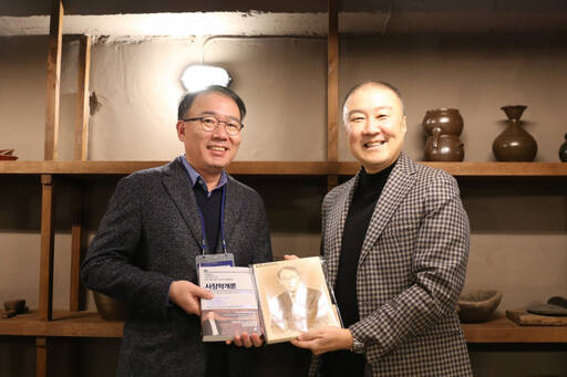 구자은 LS그룹 회장(오른쪽)이 지난 18일 올해 신임 임원으로 승진한 백승엽 LS전선 지중생산부문장 이사에게 '사장학개론' 도서와 기념액자를 전달하고 있다.
