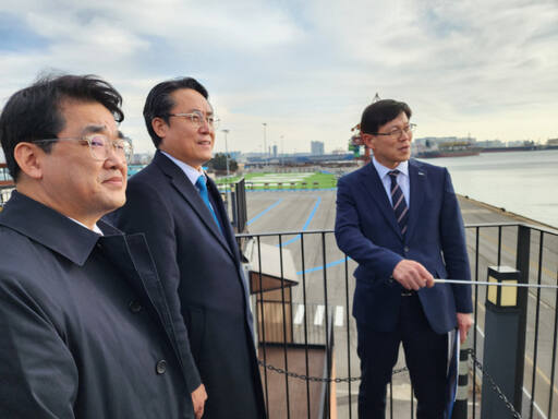(가운데)강도형 해수부 장관이 (왼쪽)배준영 의원과 함께 IPA 관계자로부터 내항 1·8부두 설명을 듣고 있다. 이병기기자