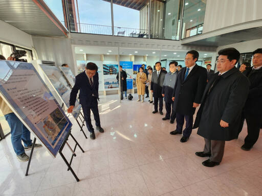 강 장관 등이 인천내항 재개발 열린홍보관에서 IPA 관계자의 설명을 듣고 있다. 이병기기자