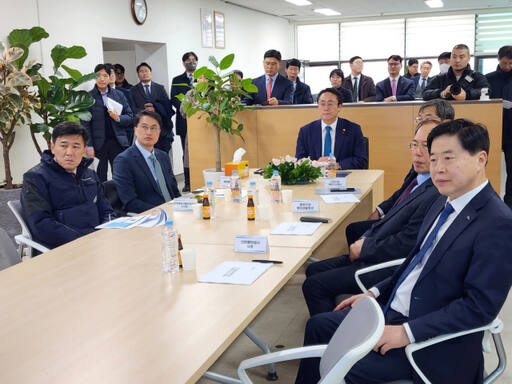 강 장관과 이경규 IPA 사장, 김병로 중부해경청장 등이 인천여객터미널 3층에 있는 인천운항관리센터에서 업무보고를 받고 있다. 이병기기자