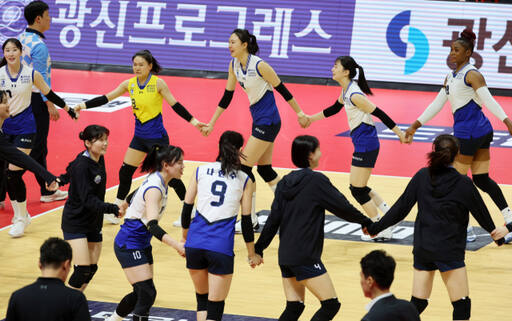 19일 광주 페퍼스타디움에서 열린 프로배구 여자부 페퍼저축은행과의 경기서 3대1로 승리한 현대건설 선수들이 세리머니를 펼치고 있다.연합뉴스