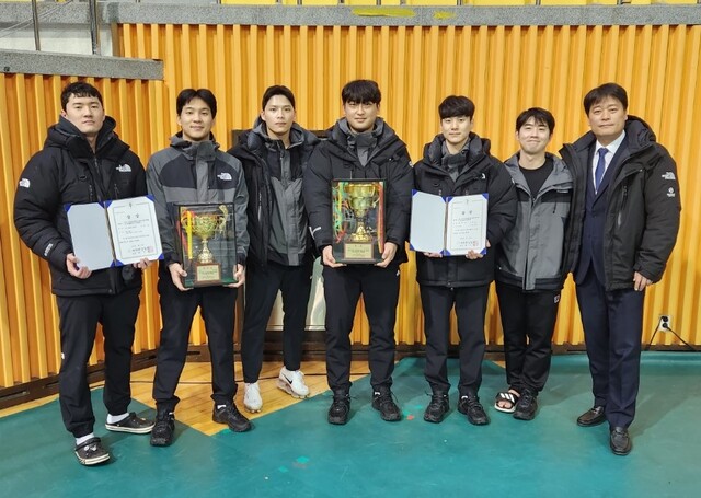 2024 전국남녀종목별오픈펜싱선수권대회 남자 플뢰레 단체전서 3연패를 달성한 경기 광주시청 선수단이 기념촬영을 하고 있다.광주시청 제공