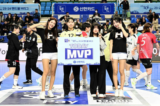 20일 부산 기장체육관에서 벌어진 ‘신한 SOL Pay 2023-2024 핸드볼 H리그’ 여자부 1라운드 최종전 광주도시공사와의 경기서 방어율 69.7%로 눈부신 선방을 펼쳐 경기 MVP로 선정된 SK 슈가글라이더즈의 골키퍼 이민지가 수상 후 기념촬영을 하고 있다.한국핸드볼연맹 제공