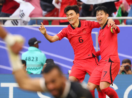 20일 카타르 도하 알투마마 스타디움서 열린 2023 AFC 아시안컵 조별리그 E조 2차전 요르단전서 후반 추가시간 황인범(왼쪽)이 자신의 슈팅이 상대 수비수 자책골로 연결돼 극적인 동점을 만든 후 손흥민과 환호하고 있다.연합뉴스