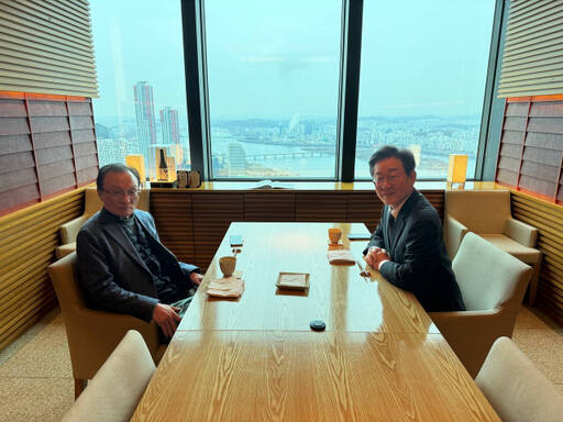 이재명 대표와 이해찬 전 대표가 21일 서울 영등포구 63빌딩에서 비공개 오찬을 가졌다. 민주당 제공