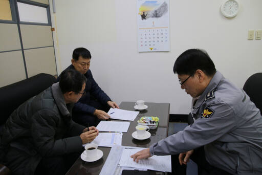 국무총리실 소속 규제혁신추진단 전문위원 2명이 인천 미추홀경찰서를 찾아 장승수 경무과장에게 국민 불편 교통문제에 대한 자문을 구하고 있다. 인천경찰청 제공