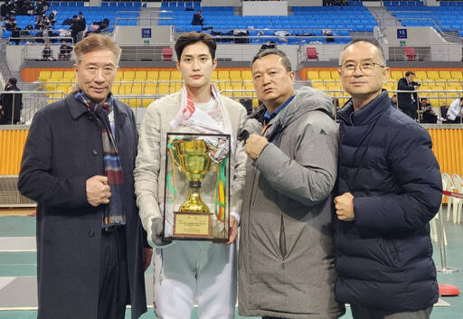 2024 전국남녀종목별오픈펜싱선수권대회 겸 국가대표선발전 남자 사브르 개인전서 우승한 화성시청 김준호가 양달식 감독, 송수남·이성호 코치(왼쪽부터)와 기념촬영을 하고 있다.화성시청 제공