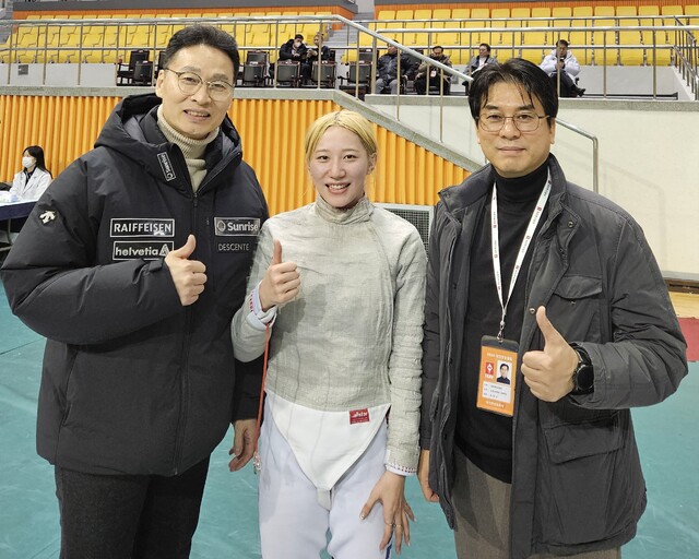 2024 전국남녀종목별오픈펜싱선수권대회 겸 국가대표선발전 여자 사브르 개인전서 우승한 안산시청 김정미가 이현수 감독(왼쪽)