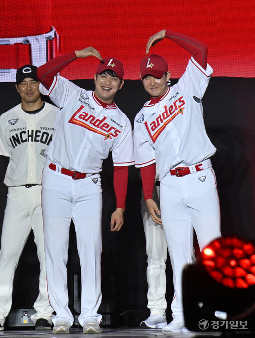 21일 오후 인천 연수구 송도컨벤시아에서 열린 '2024 SSG 랜더스 팬 페스티벌'에서 새로운 유니폼을 입은 SSG 서진용과 송영진이 하트 세리머니를 하고 있다.조병석기자