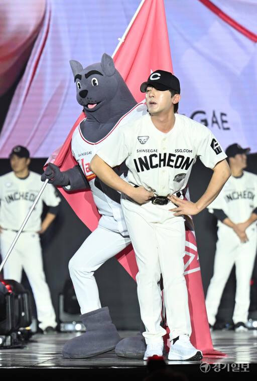 21일 오후 인천 연수구 송도컨벤시아에서 열린 '2024 SSG 랜더스 팬 페스티벌'에서 새로운 유니폼을 입은 개그맨 김원훈이 포즈를 취하고 있다. 조병석기자