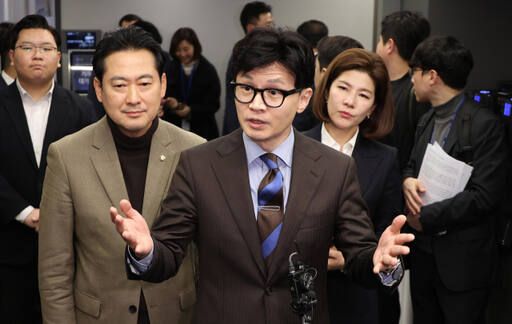 국민의힘 한동훈 비상대책위원장이 지난 19일 서울 중구 정보통신기술 전문기업 더비즈온에서 '함께하는 AI의 미래' 민당정 간담회 후 기자들의 질문에 답하고 있다. 연합뉴스