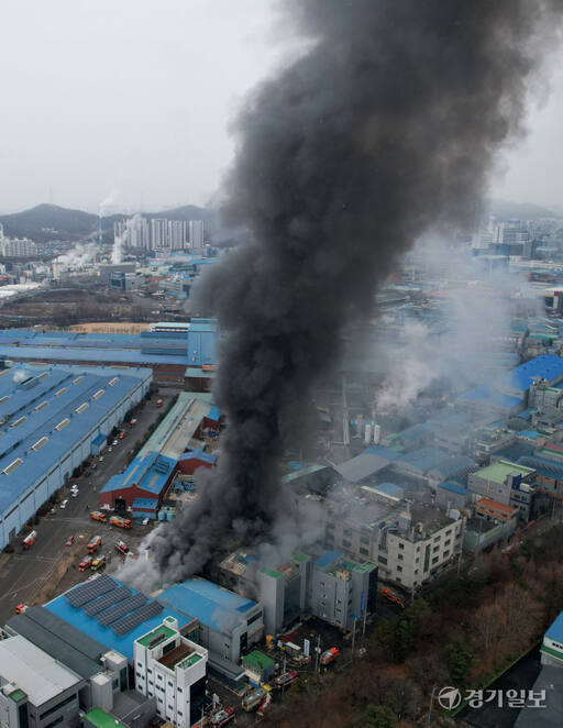 지난 21일 오전 인천 서구 가좌동 플라스틱 제조공장에서 화재가 발생해 검은 연기가 치솟고 있다. 경기일보DB