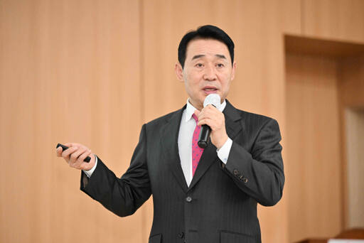 백영현 시장이 10일 포천시청 대회의실에서 개최한 신년 기자회견에서 시가 추진하는 7대 사업에 대해 프리젠테이션 하고 있다. 포천시 제공