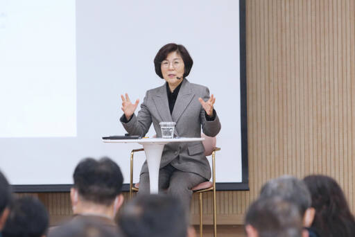김보라 안성시장이 15개 읍·면·동을 순회 방문하면서 주요 정책에 대해 주민들과 함께 토의하고 있다. 안성시 제공