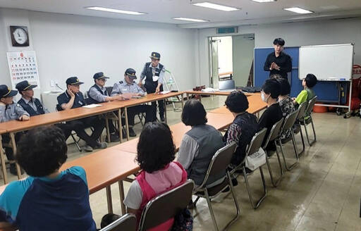 경기도가 ‘아파트 노동자 인권보호 및 인식개선 지원사업’을 추진한다. 사진은 경비 노동자를 대상으로 교육을 진행하고 있는 모습. 경기도 제공