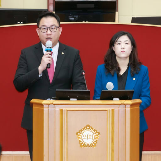 22일 열린 제273회 부천시의회 임시회 제1차 본회의에서 ‘GTX-B노선 상동 변전소 위치 변경을 위한 촉구 결의안’을 김건,박찬희 의원이 제안설명하고 있다. 부천시의회 제공.
